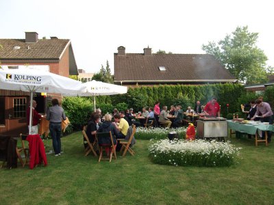 Während alle am Essen sind, wird weiter am Grill gearbeitet